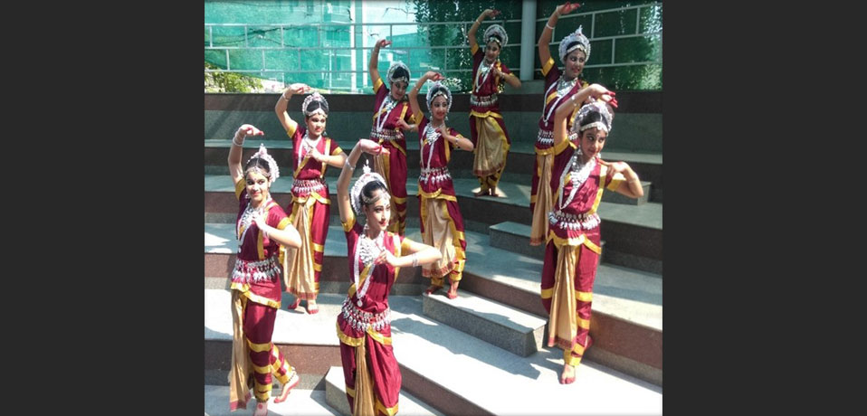 school with amphitheatre,the image shows the students of gd goenka giving pose in dance.
