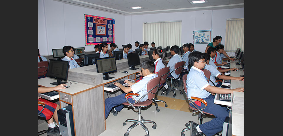 the image shows students are doing practical work in computer lab,best cbse school in delhi
