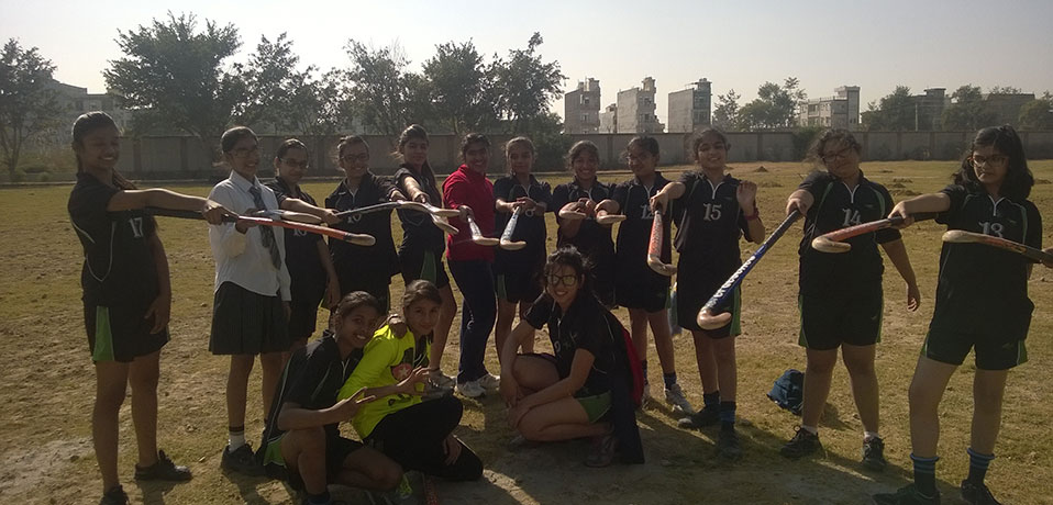 best private school in sports in delhi, hockey team of girls holding hockey sticks