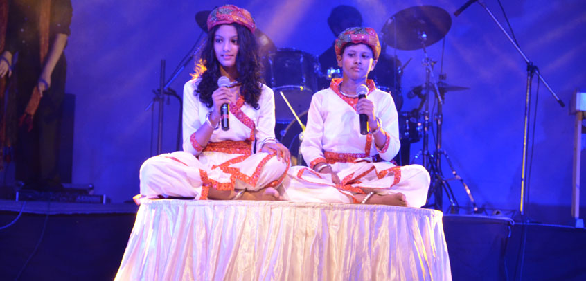 top priavte school in delhi,the image shows the students performing song on school stage
