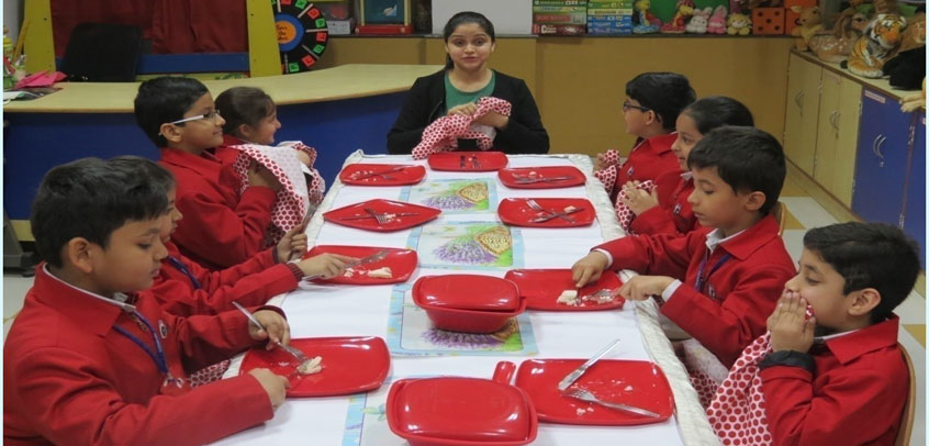 best secondary school in rohini,students of primary wing having lunch in their class room
