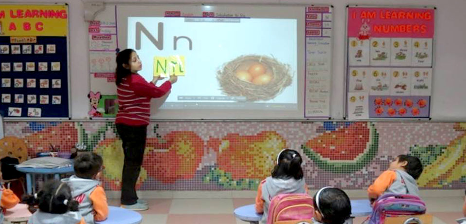 the image show the students  doing activity in smart  class,school with smart class in delhi
