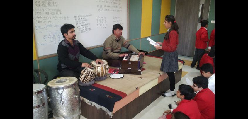 top school in rohini,students are learning their music lessons from music teachers
