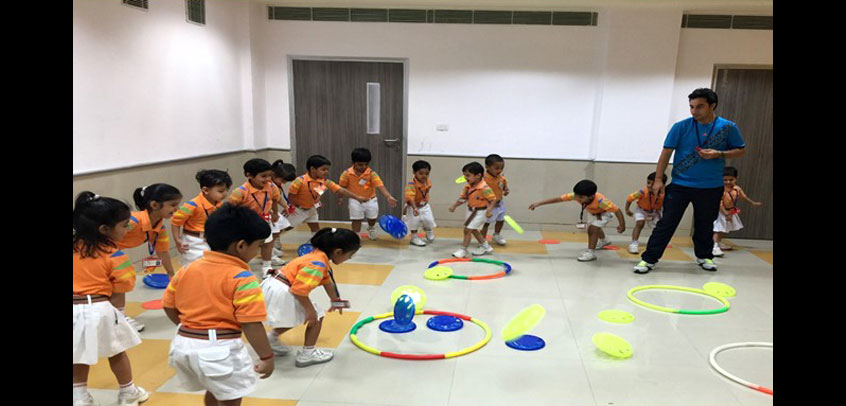 best school in sports in rohini,students of junior wing playing games in schoool campus
