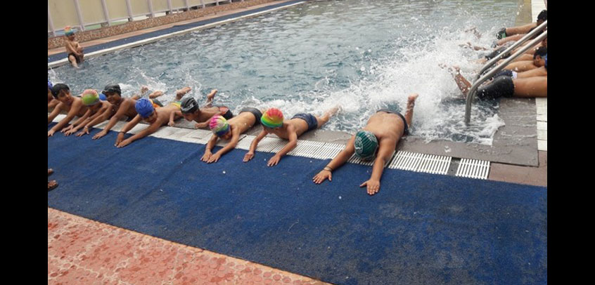 image shows the students of school enjoying their swimming class,best school in sports
